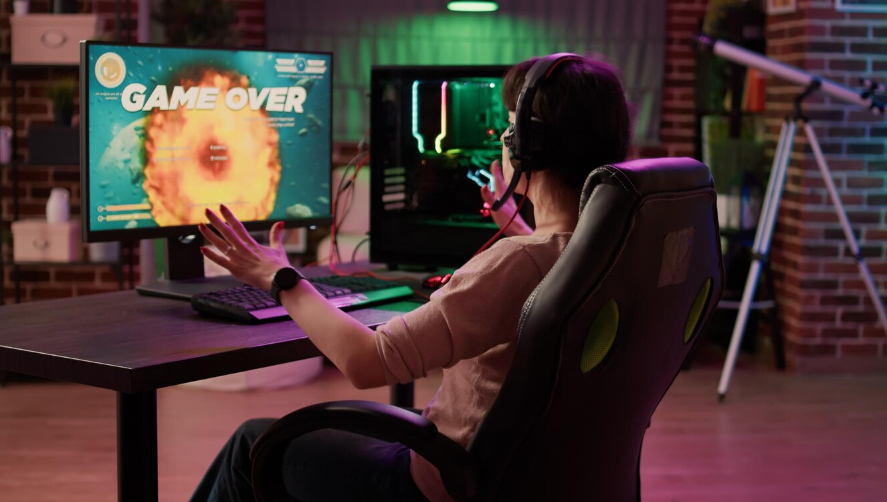 Источник изображения: https://ru.freepik.com/free-photo/gamer-girl-feeling-mad-shouting-computer-screen-after-losing-difficult-level-online-space-shooter-gaming-pc-caucasian-woman-playing-multiplayer-game-disappointed-after-failing-competition_31668893.htm#fromView=image_search_similar&page=1&position=4&uuid=632a13c6-4106-4765-a861-f413da9a6e0a