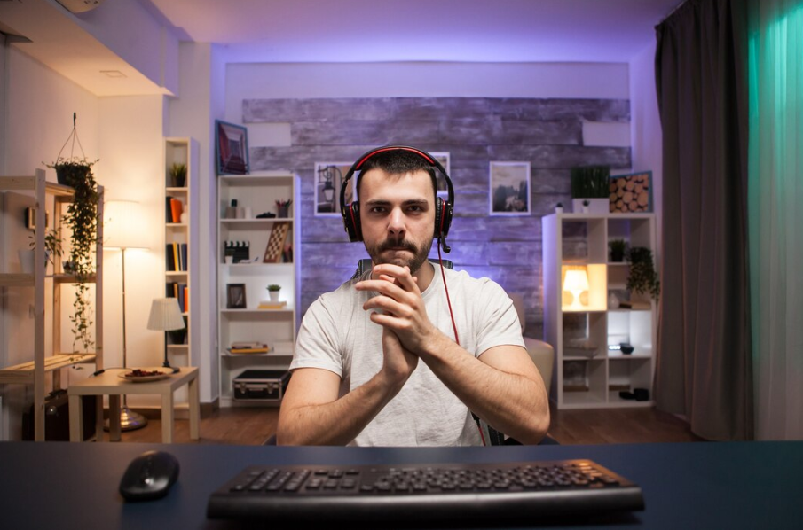 Источник изображения: https://ru.freepik.com/free-photo/pov-young-man-clapping-after-his-victory-while-playing-online-shooter-games_18592972.htm#fromView=search&page=1&position=24&uuid=f436a263-daee-4d56-9162-6d7fbb96f893