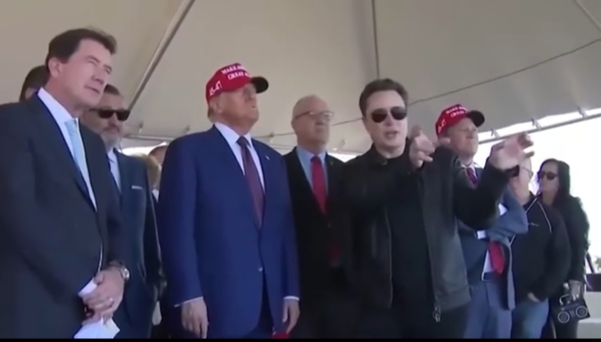 Стоп-кадр из открытого и общего доступа Трамп и Маск