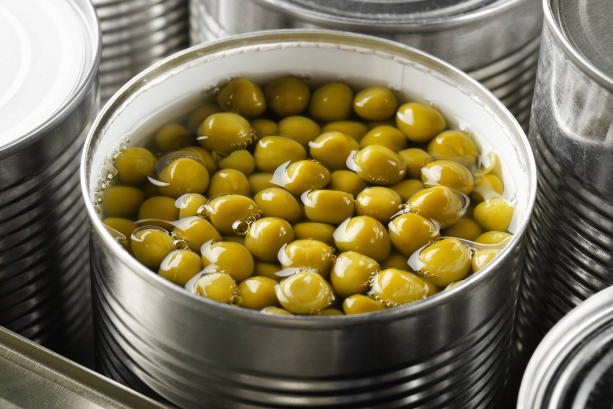     Не выливайте: чем полезна жидкость из-под консервированного горошка