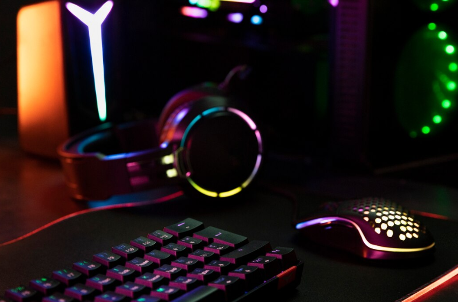 Источник изображения: https://ru.freepik.com/free-photo/gaming-setup-arrangement-high-angle_31590128.htm#fromView=search&page=3&position=31&uuid=ec864f36-f8ca-49fc-95cf-5d6932c89003