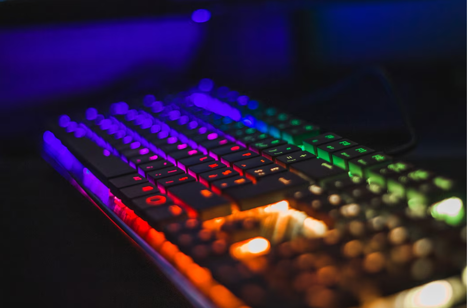 Источник изображения: https://ru.freepik.com/free-photo/computer-keyboard-with-colorful-led-lights_9899378.htm#fromView=search&page=4&position=8&uuid=ec864f36-f8ca-49fc-95cf-5d6932c89003
