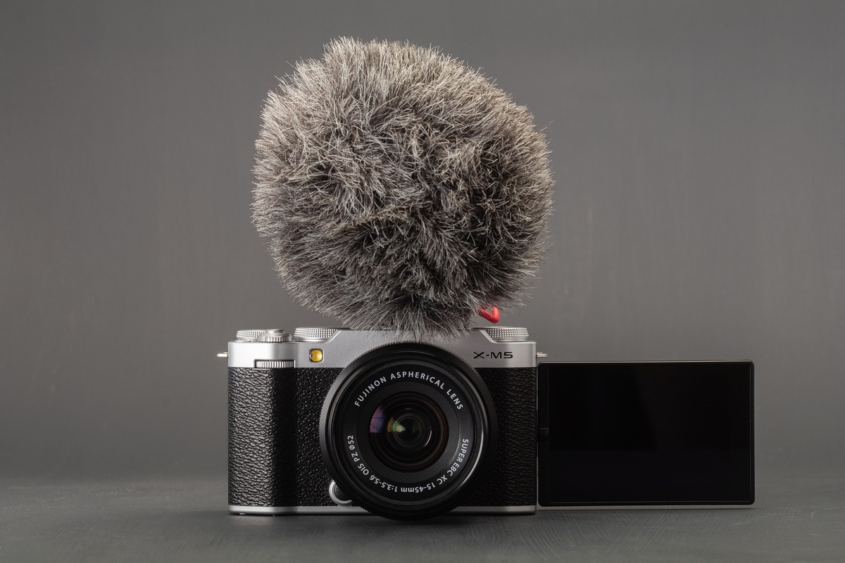    Откидной экран и гнездо для внешнего микрофона будут полезны видеоблогерам / Фото: dpreview.com