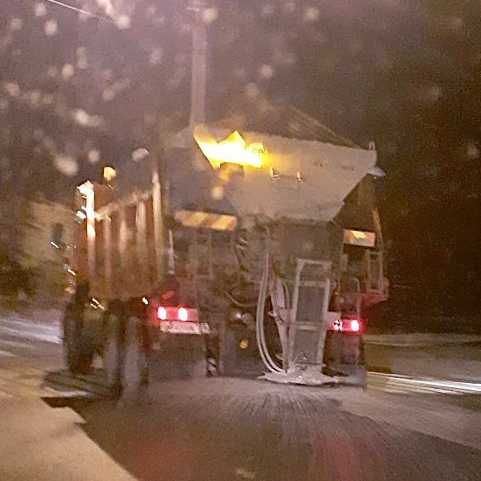 Сегодня ночью в Иркутске продолжится работа по противогололедной обработке дорог. Специализированная техника МУП «Иркутскавтодор» и подрядные организации будут задействованы для расчистки магистральных улиц.