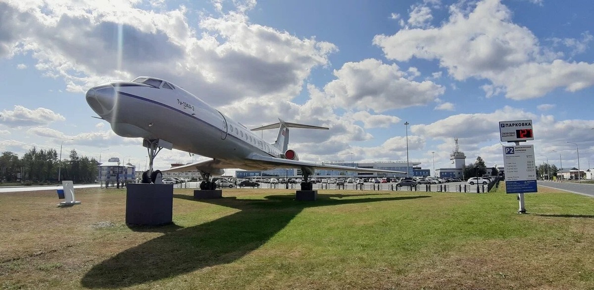 Если полетите в Тюмень, первая достопримечательность встретит вас уже на выходе из аэропорта Рощино — самолёт ТУ-134. Ранее он выполнял регулярные рейсы, а сейчас установлен на постамент в качестве памятника тюменским авиаторам. Фото: Ник Нейм / Яндекс Карты
