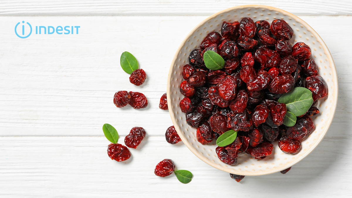 Сушеную клюкву удобно добавлять в салаты, применять при приготовлении выпечки или морсов, или просто использовать в качестве полезного перекуса.