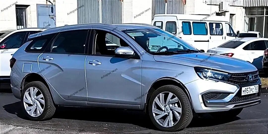    Первый тестовый мул (агрегатоноситель), на котором отрабатывается шасси для перспективного кроссовера на базе Весты. Для понимания, агрегатоноситель не имеет прямого отношения к будущему серийному автомобилю, т.е это не означает, что кроссовер будет в виде приподнятой Весты. На нем просто обкатываются узлы и агрегаты.