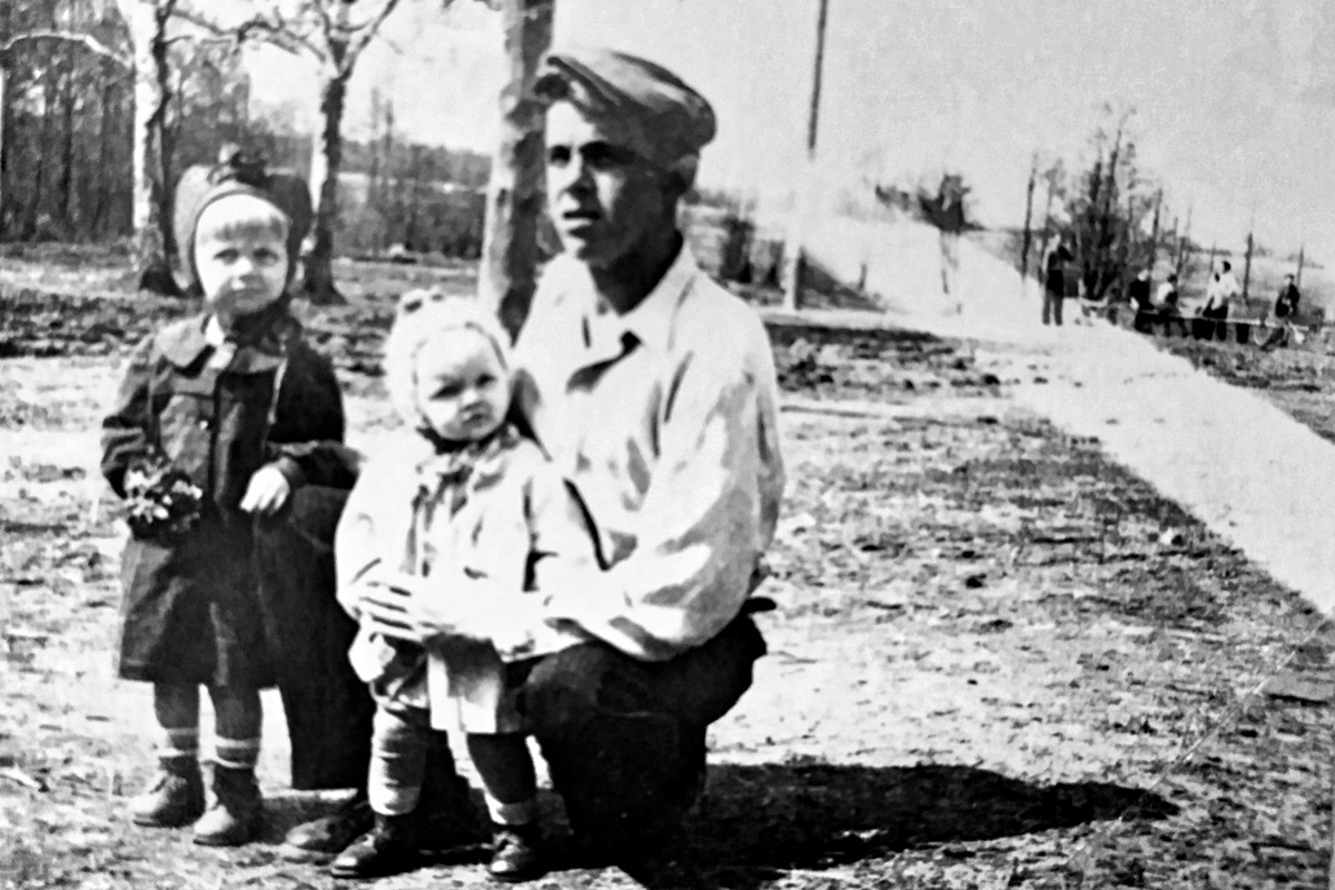 Вон там (на заднем плане) собиралась наша деревенская молодёжь на гулянья. Фото из личного архива автора.