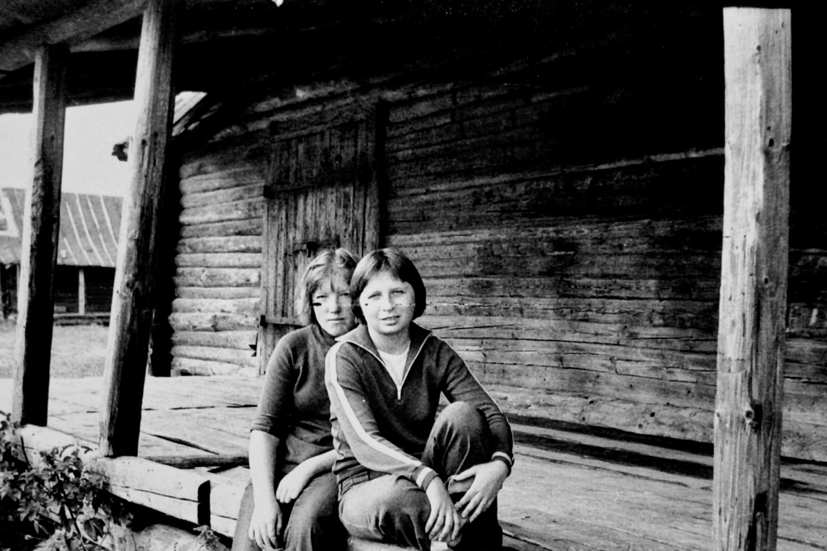 А этот колхозный склад был у нас приспособлен для посиделок. Фото из личного архива автора.