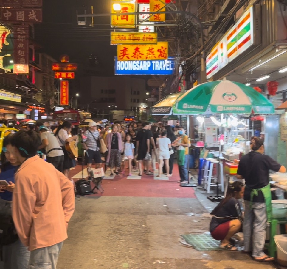 Маркет с уличной едой и всякими безделушками