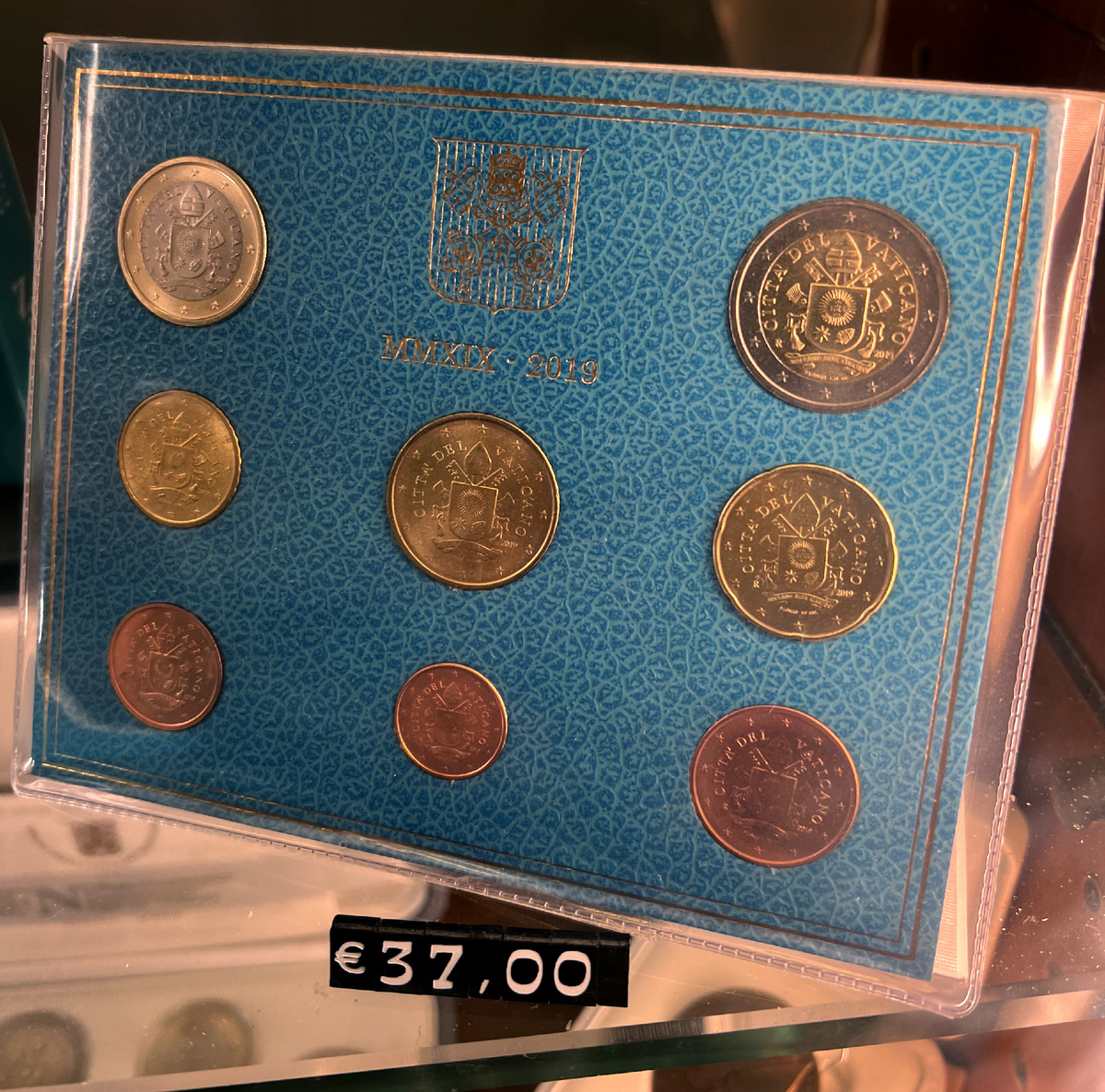 Фото автора. Сделано летом 2024 года в сувенирном магазине на площади Святого Петра. На момент написания материала нумизамтический киоск закрыт.