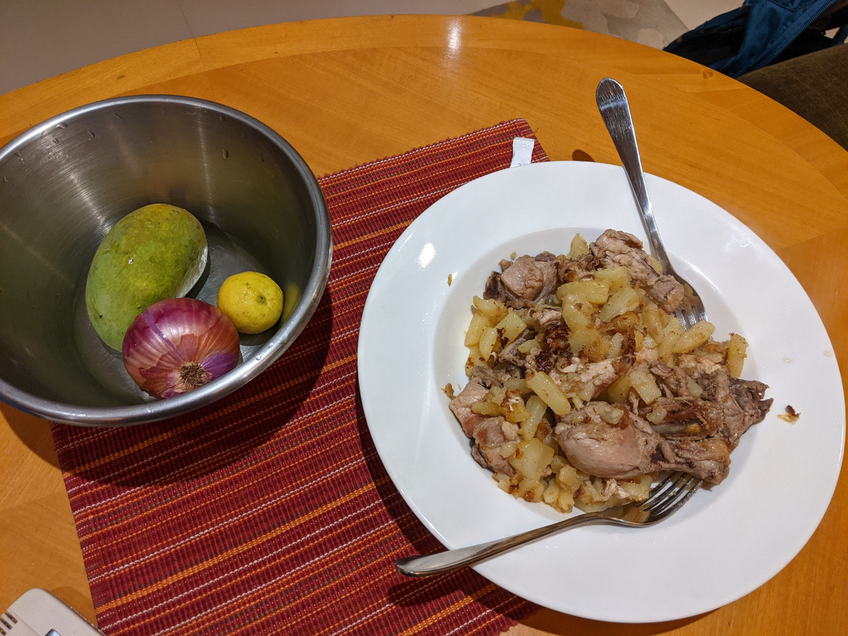 Жареная картошка с курочкой - наш первый индийский ужин