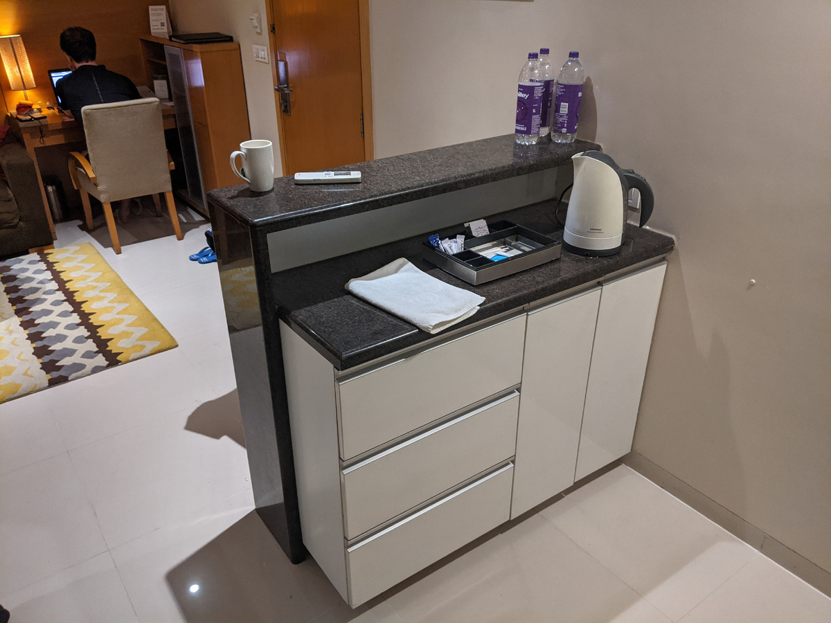 Стол-остров и барная стойка