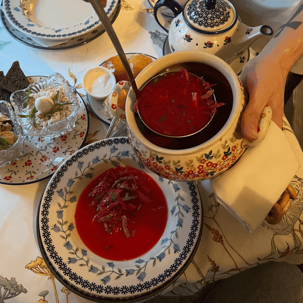 Борщ с пампушками в ресторане на Патриарших прудах