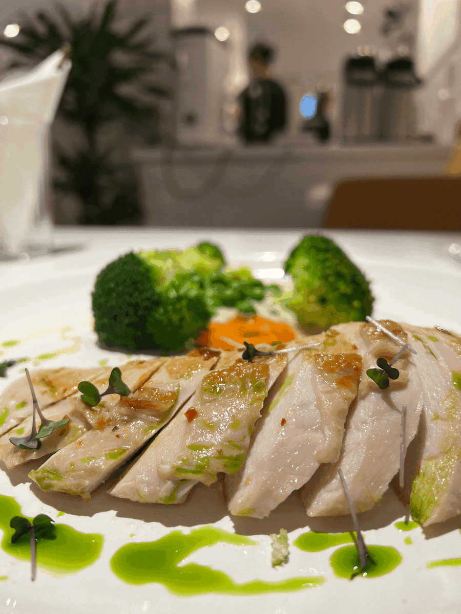 Куриная грудка су-вид и брокколи в одной из кофеен Ульяновска