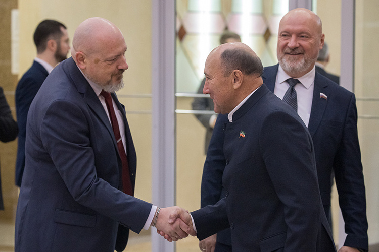    Народные избранники подтягивались в холл Госсовета в приподнятом настроении, обсуждая будничные и служебные дела.   
Фото: Сергей Елагин