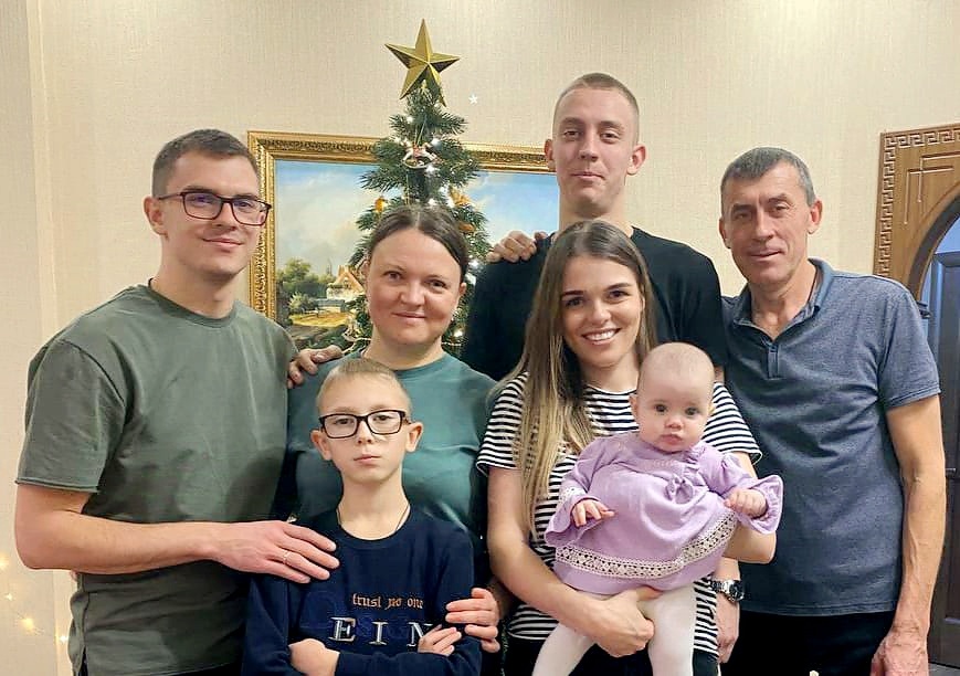 Ольга Сергеевна Гриценко из Старовеличковской – многодетная мама троих замечательных сыновей: Алексея, Данила и Ильи. Вместе с мужем Александром они воспитали настоящих патриотов России. Старшие сыновья: Алексей и Данил выбрали военные профессии – Родину защищать./Фото из семейного архива.