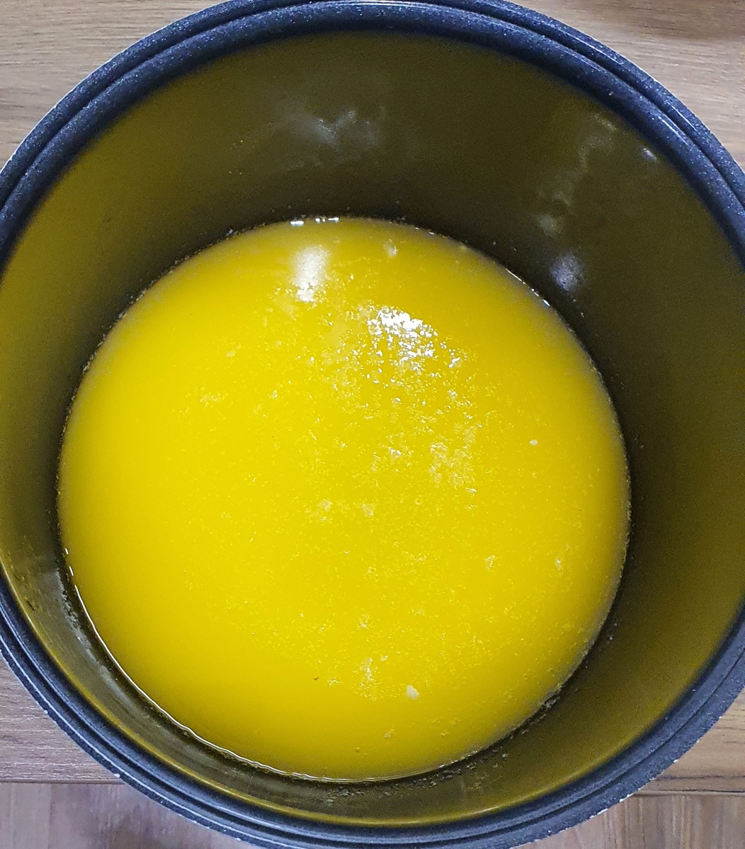 Листайте вправо
Растопленное масло. 