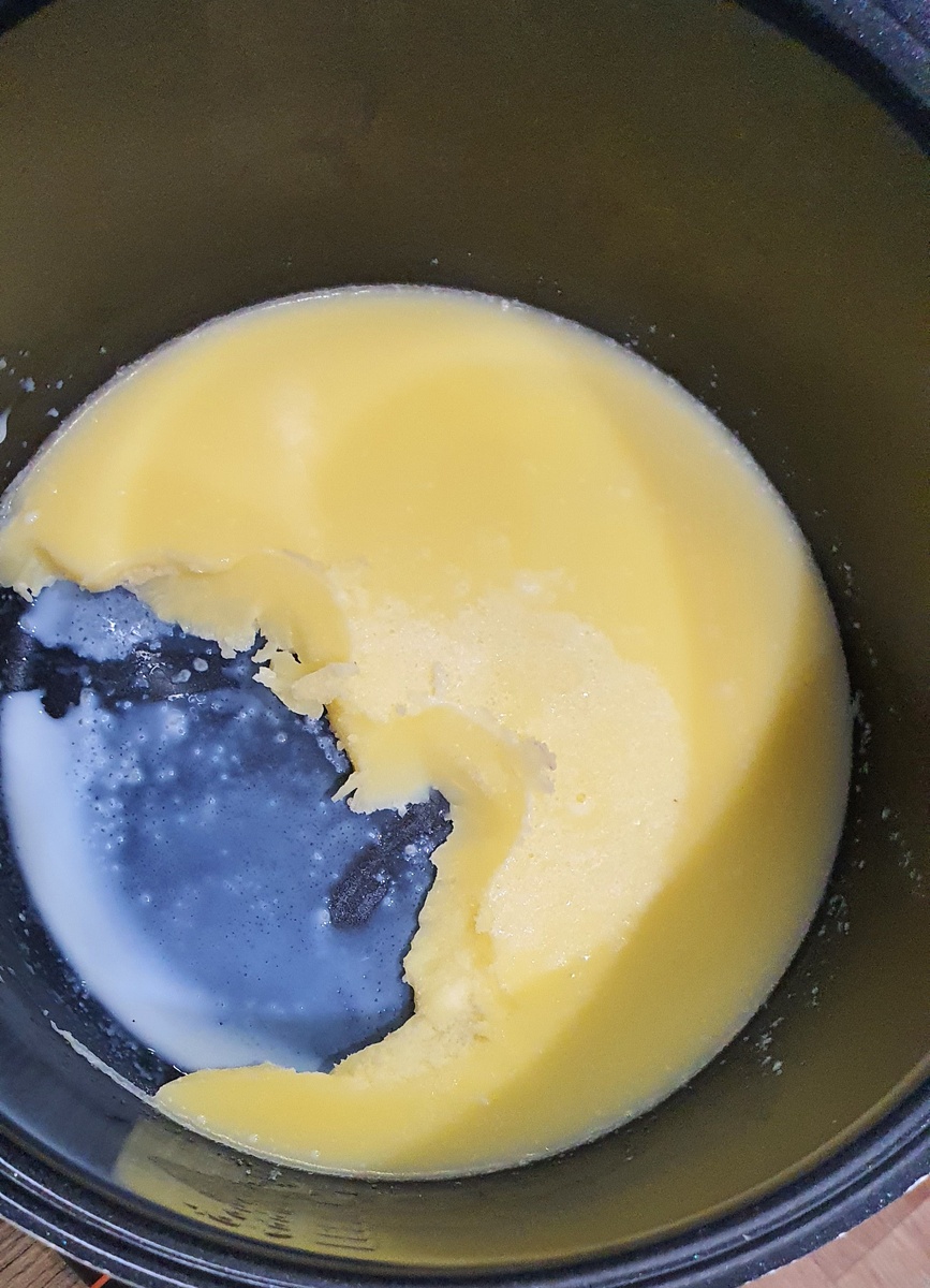 Убрала часть масла, чтобы удобно слить жидкую часть.