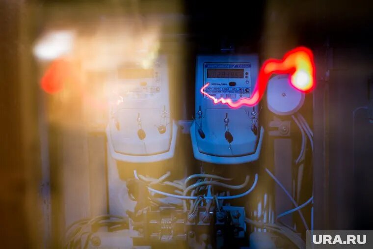 В тот день Лапшин получил задание осмотреть кабельные муфты в одной из высоковольтных ячеек. Фото: Владимир Андреев © URA.RU