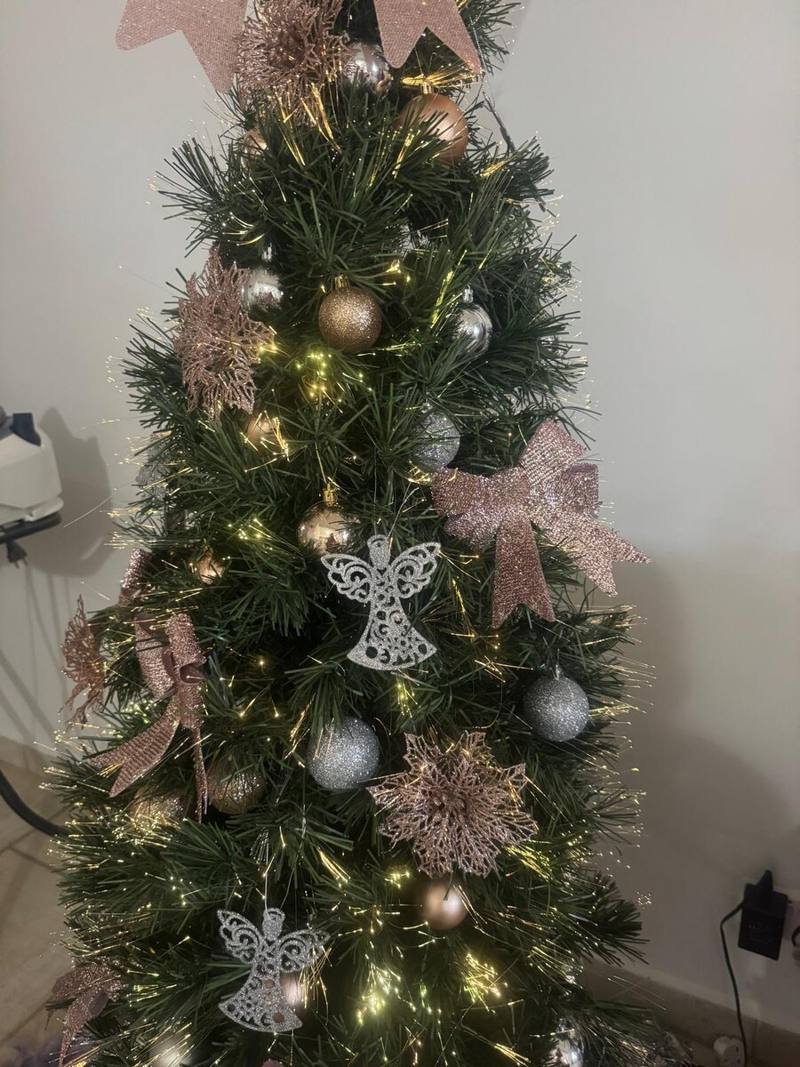 Дочь прислала свою ёлку, к Рождеству готовы