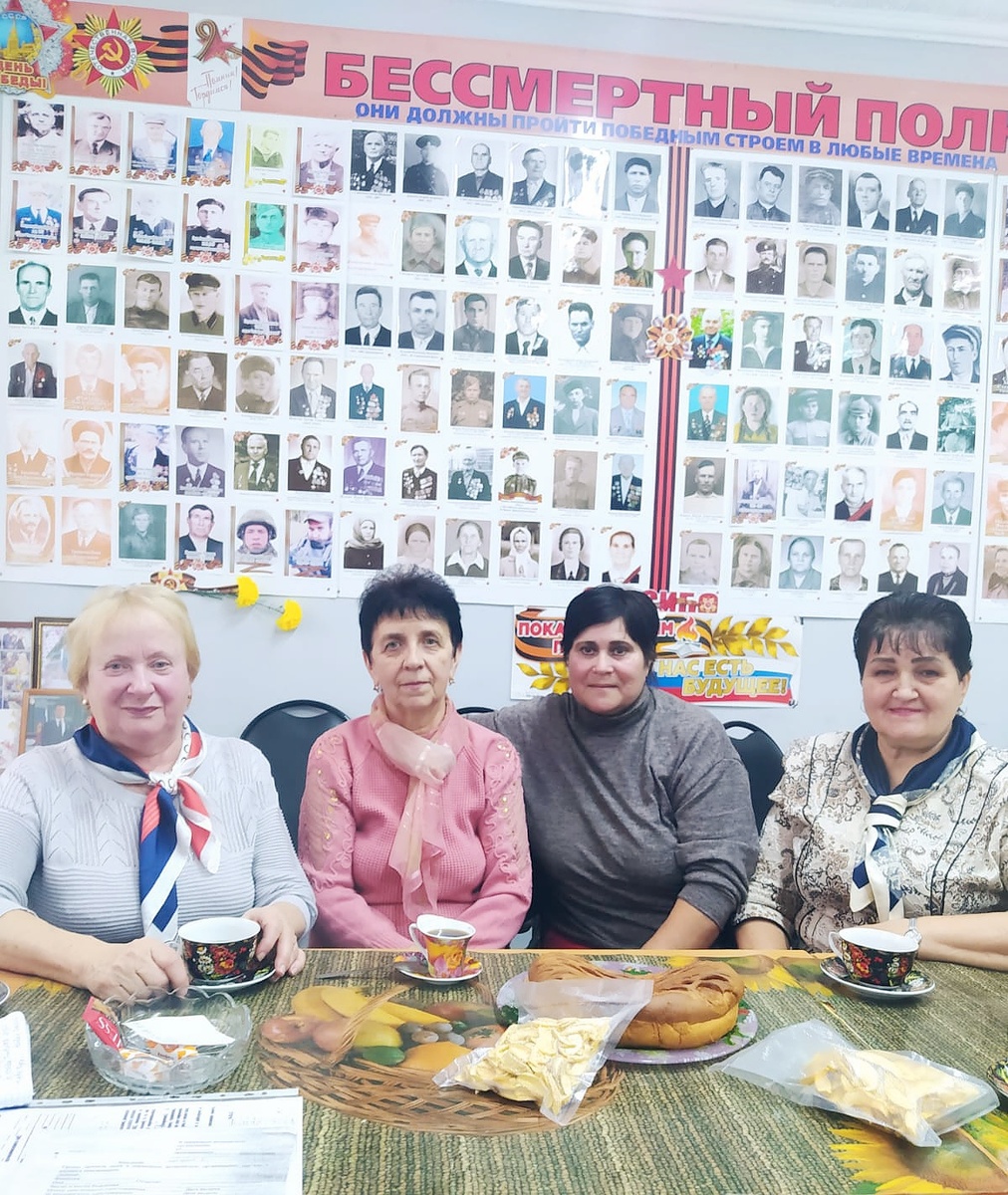 Старовеличковские стряпухи: Любовь Петренко, Людмила Сиенко, председатель ветеранской первички Людмила Маляренко и шеф-повар Татьяна Муртузалиева уже планируют, чем удивлять гостей края на открытие нового сезона. Может, пампушками с чесноком?