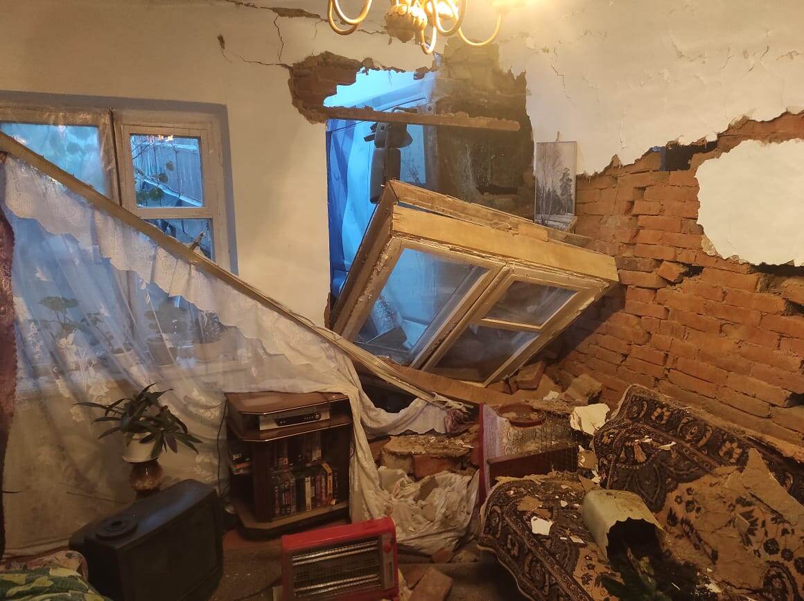    В роковой момент, когда грузовик въехал в дом, в комнате находился сын хозяйки. Лишь несколько сантиметров отделили его от неминуемой гибели в собственной постели / фото Татьяны Петровой