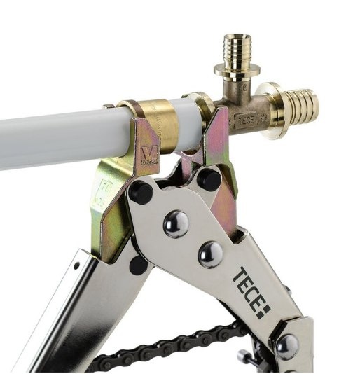 Процесс надвижения гильзы на трубу.