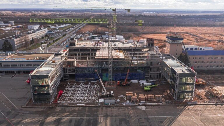    На здании аэропорта «Оренбург» монтируют узоры пухового платка Оренбуржье