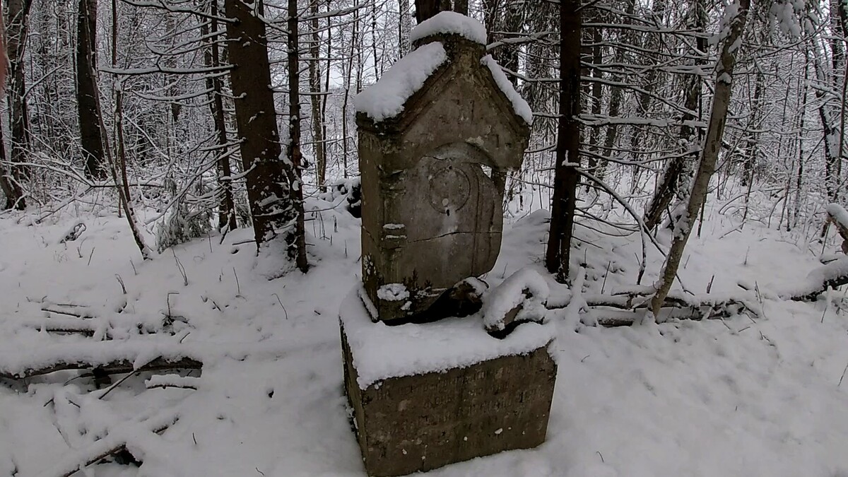 Старинное надгробие на урочище Егорий. Вологодская область.