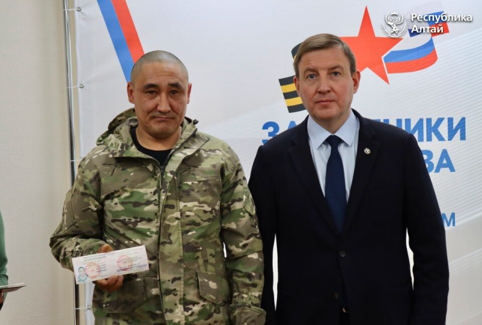    Андрей Турчак вручил удостоверения ветеранов боевых действий. Источник: пресс-центр правительства Республики Алтай
