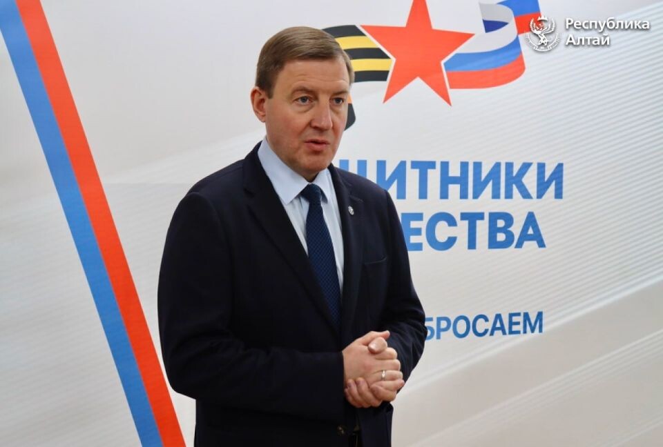    Андрей Турчак вручил удостоверения ветеранов боевых действий. Источник: пресс-центр правительства Республики Алтай