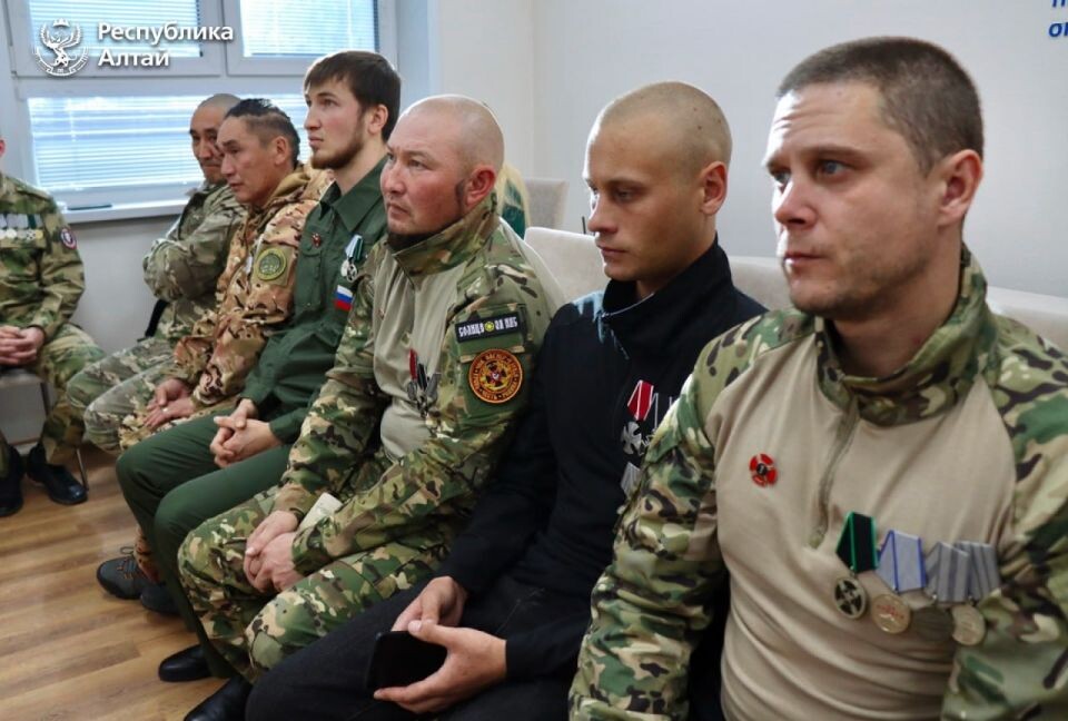    Андрей Турчак вручил удостоверения ветеранов боевых действий. Источник: пресс-центр правительства Республики Алтай