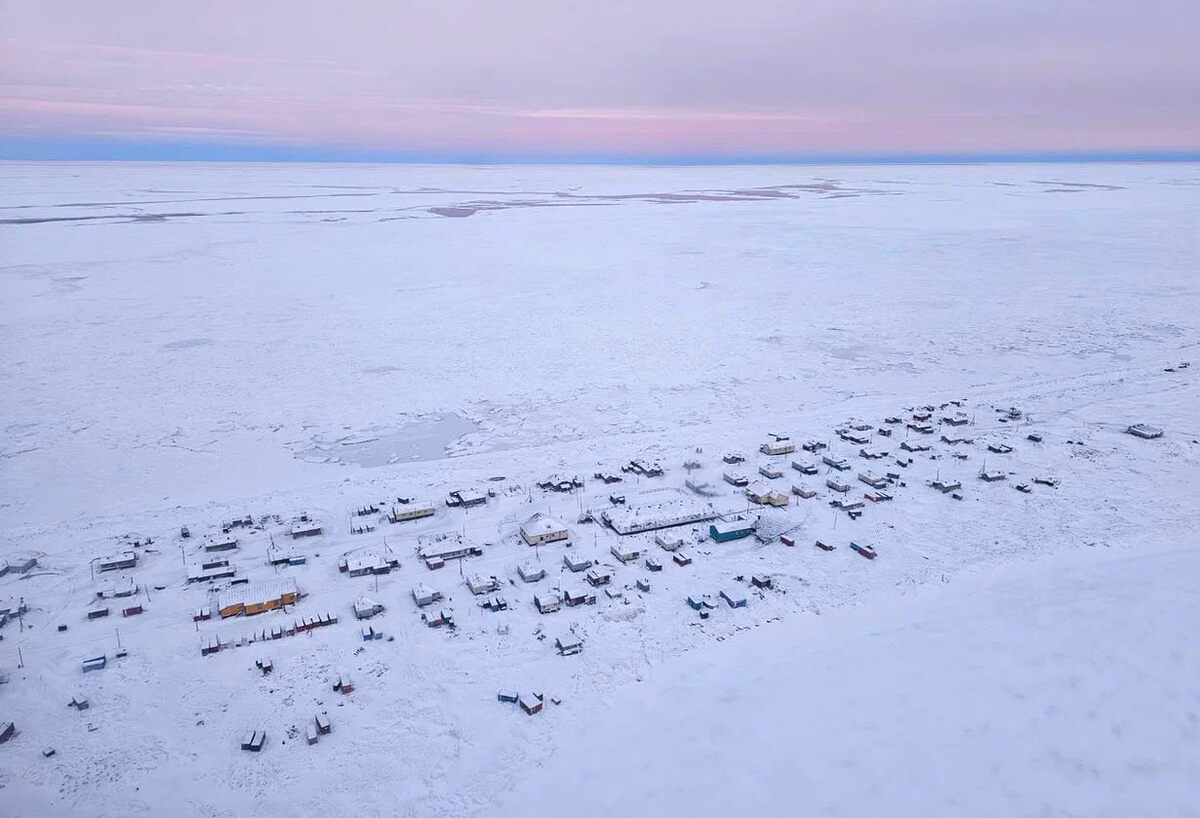Село Энурмино на узкой полосе суши между льдами лагуны и Чукотского моря. Источник: t.me/vladislav_kuznecov