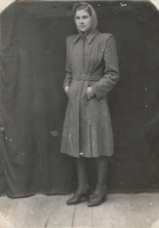 В молодости. Туфли так по-современному выглядят!