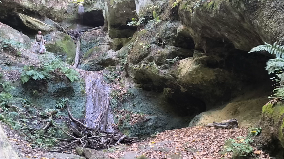 Ущелье с водопадом и гротами. Фото: Книга Приключений.