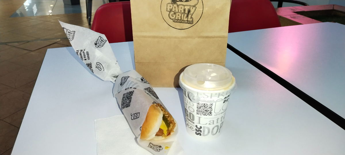 Весь отпуск смотрела на хот-дог, очень хотела попробовать. Решилась... Оказалось их так много разновидностей стало. Простого классического не оказалось. Выбирала долго и расстроилась 🥺 Безвкусно... Только сосиска скрасила мою горечь разочарования 😶 А в кофе мне вообще ВОЛОС попался❗это прям "убило" (фото автора 7.11.2024 время 16:49)