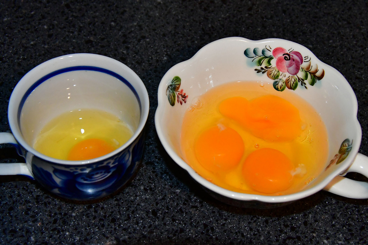 Яйца по одному вбиваем в чашку