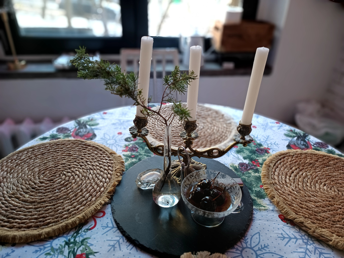 Начала добавлять зимние нотки в интерьер квартиры