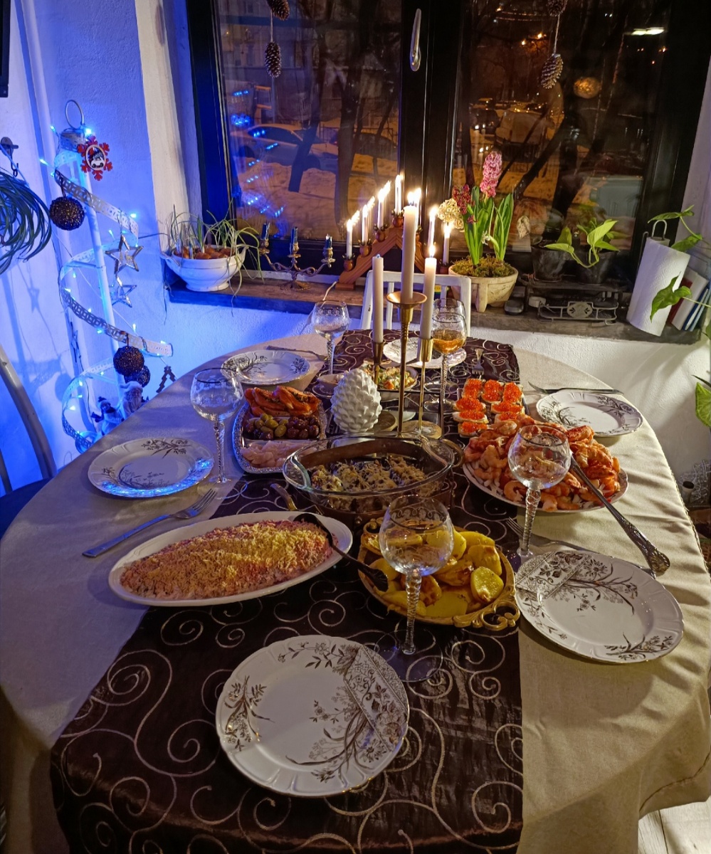 В одну из новогодних ночей роль скатерти-дорожки исполнял..шарфик😂