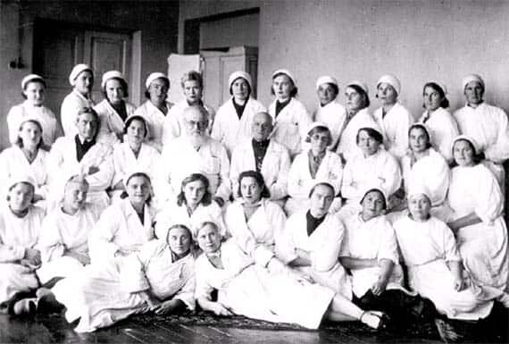 Во втором ряду четвертый слева — святитель Лука Войно-Ясенецкий во времена ВОВ. (Изображение из свободных источников в интернете.)