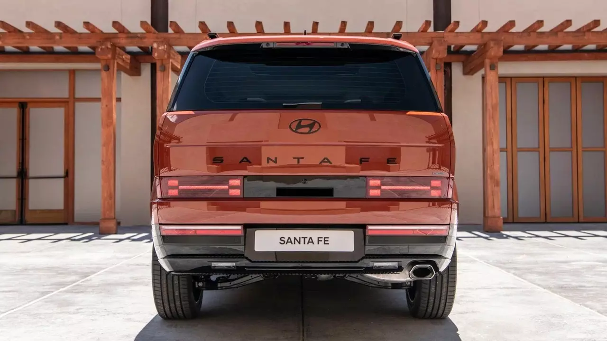 Santa Fe, вид сзади: почти как минивэн или Land Rover Discovery. Фото: Авто.ру