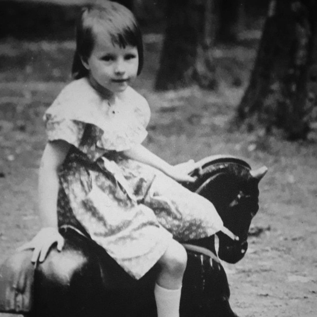 Втянутая головка, взгляд изподлобья, зажатость - признаки тревожности (на фото автор статьи в детстве)