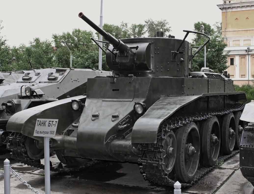 Первый и самый легкий, массовый советский танк БТ-7