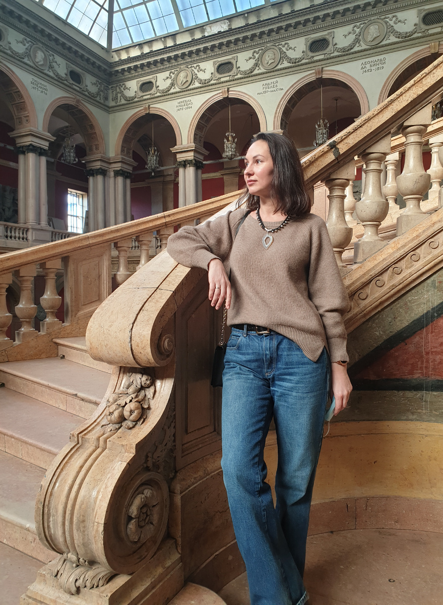 Привет! Меня зовут Екатерина, добро пожаловать на мой канал о красоте и брендах🌸Поговорим о прекрасном💫