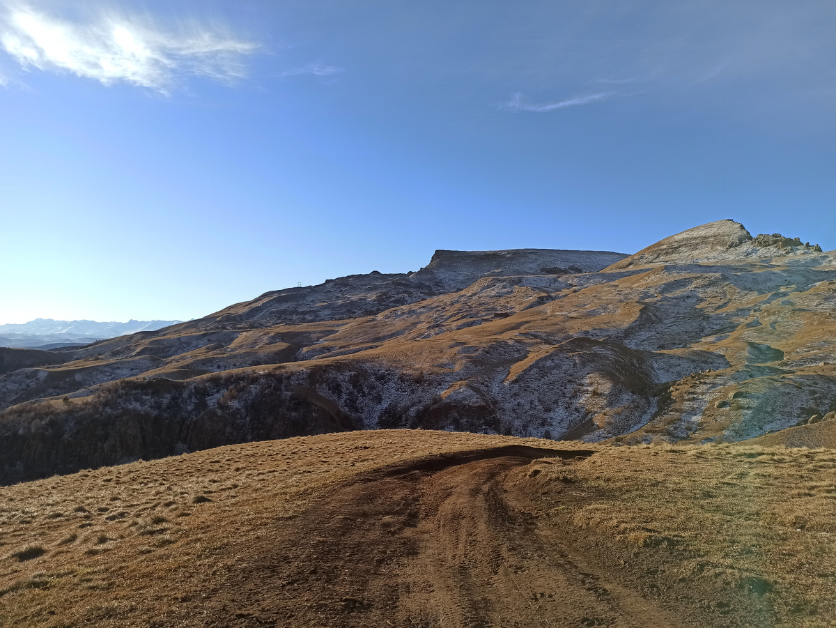 возвращаться назад - это значит потерять кучу времени и не успеть до заката разбить лагерь