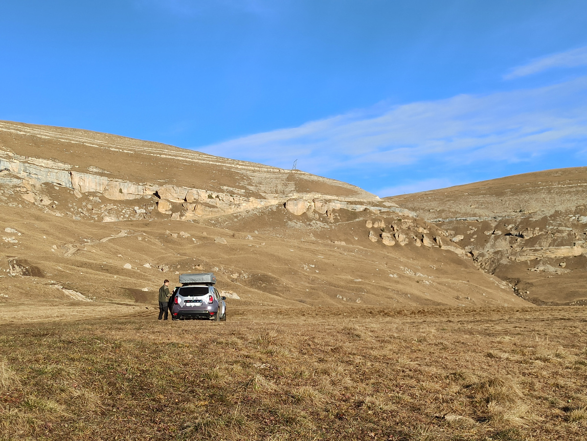 огромные камни впереди ждут нас