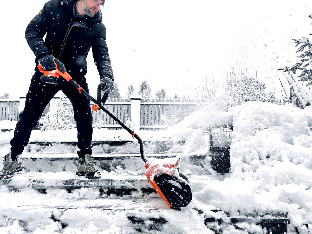 Аккумуляторная снеговая лопата YARD FOX BASIC 33E
