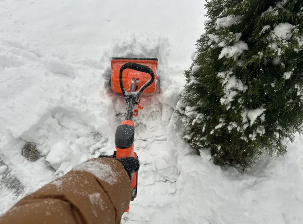 Аккумуляторная снеговая лопата YARD FOX BASIC 33E – вес 6,4 кг.
