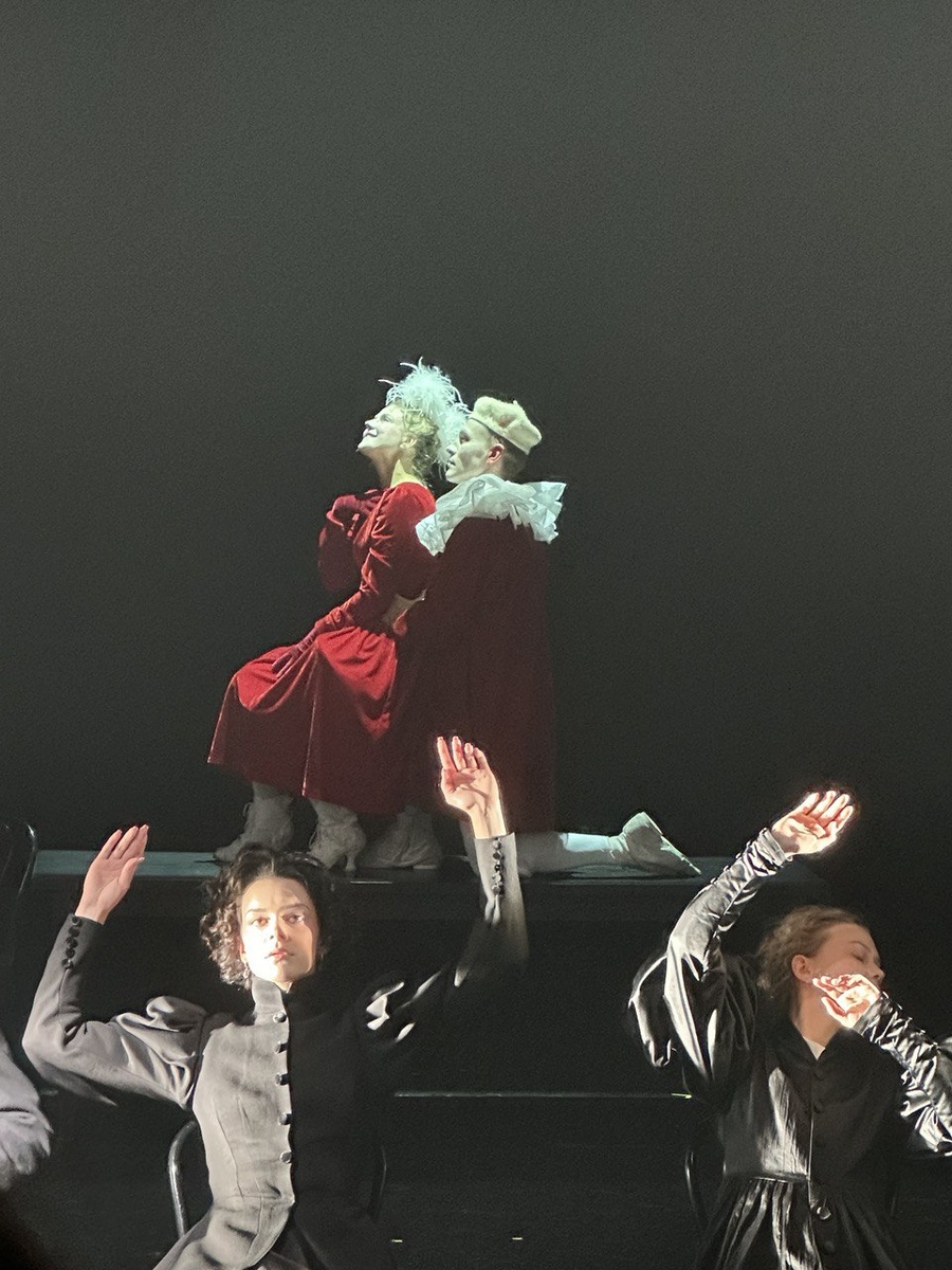 Сцена из романа. Спектакль «Ионыч» на новой сцене театра Вахтангова. Фото автора.